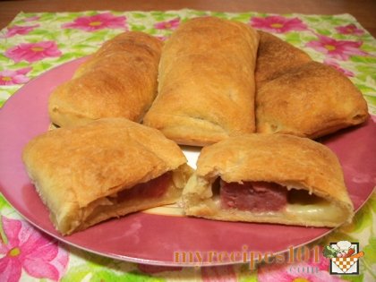 Puff pastry with cheese and ham