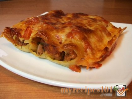 Cannelloni with bacon under tomato sauce